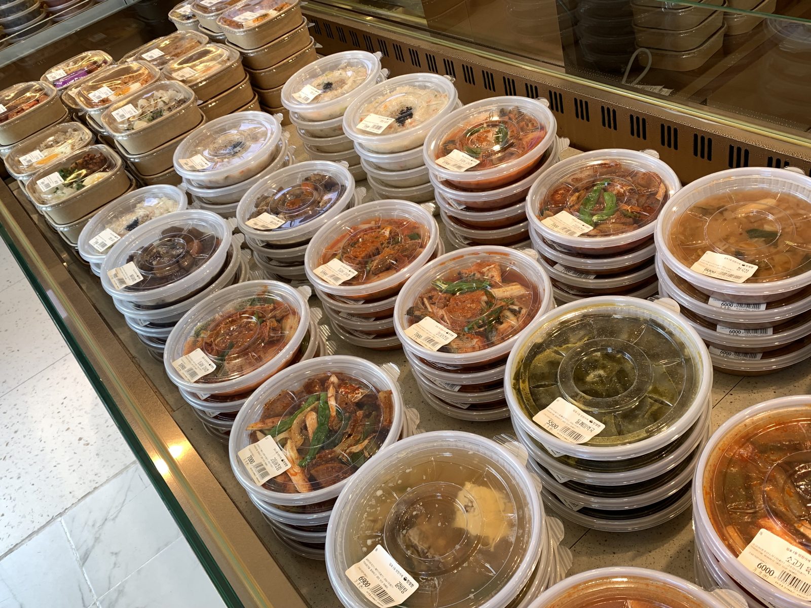 국과 찌개가 담긴 용기 진열