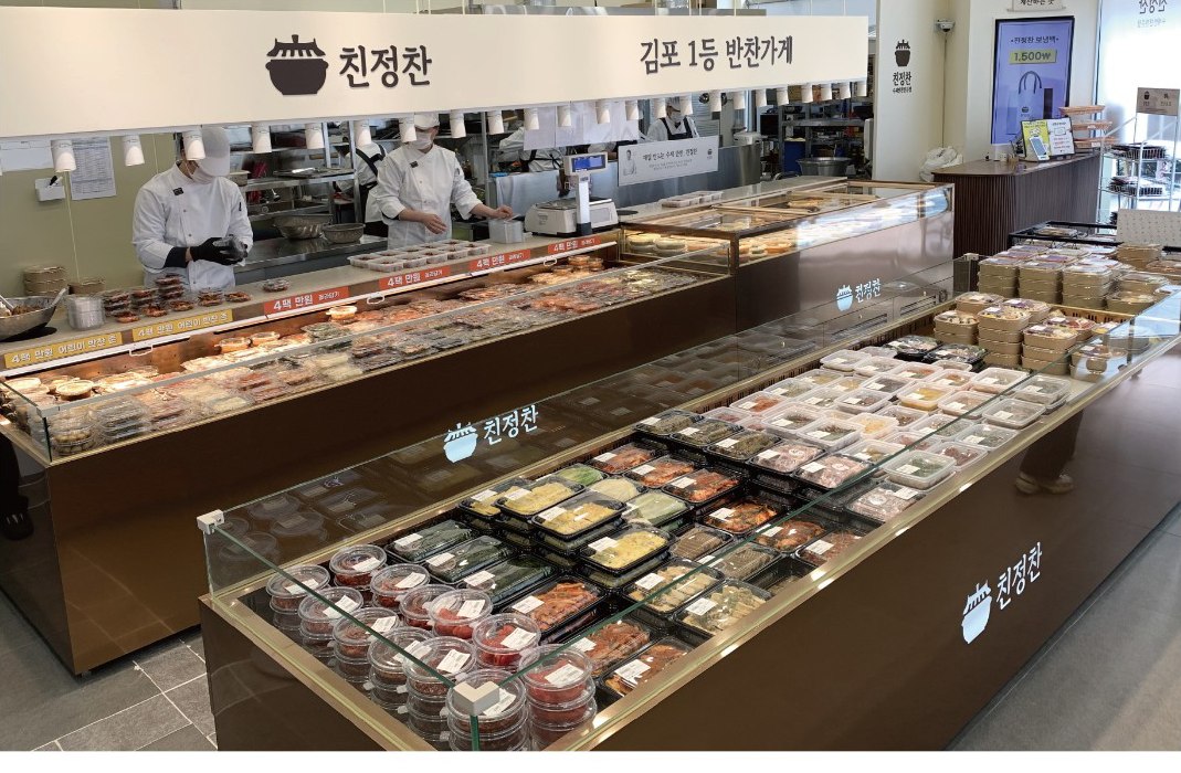 오픈 주방과 쇼케이스가 한눈에 보이는 매장
