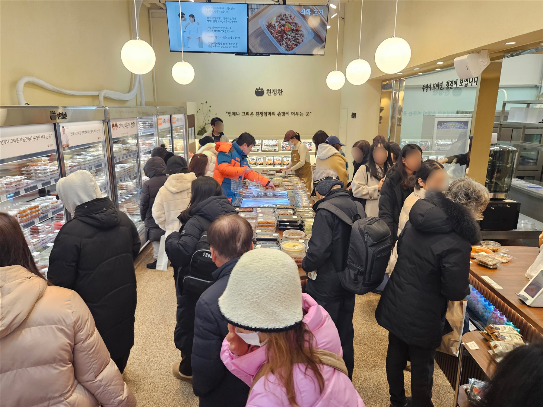 조리 공간이 보이는 매장 내부